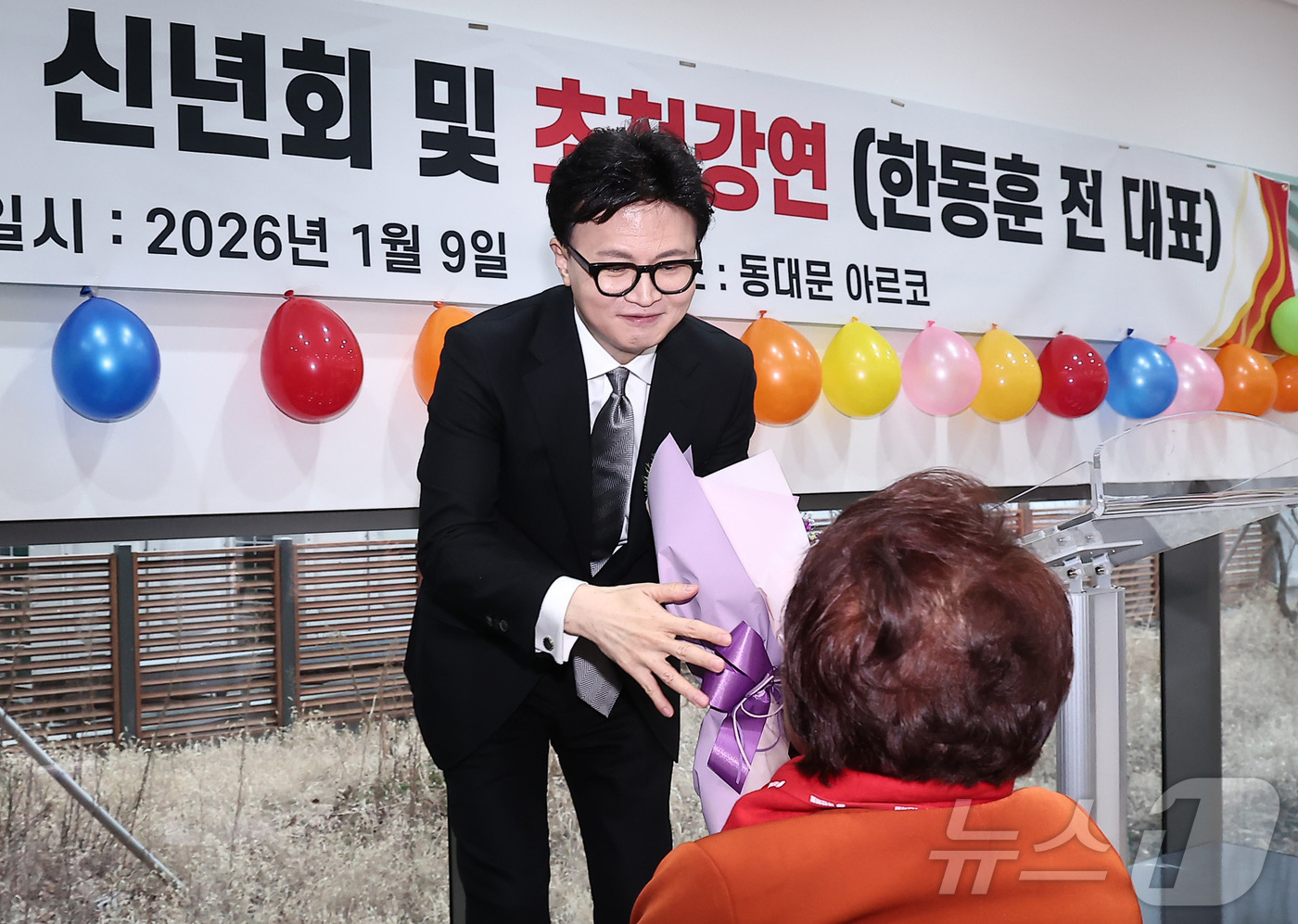 (서울=뉴스1) 김성진 기자 = 한동훈 전 국민의힘 대표가 9일 서울 동대문구 아르코에서 국민의힘 동대문을 당협 신년회에서 당원들에게 꽃다발을 받고 있다. 2026.1.9/뉴스1