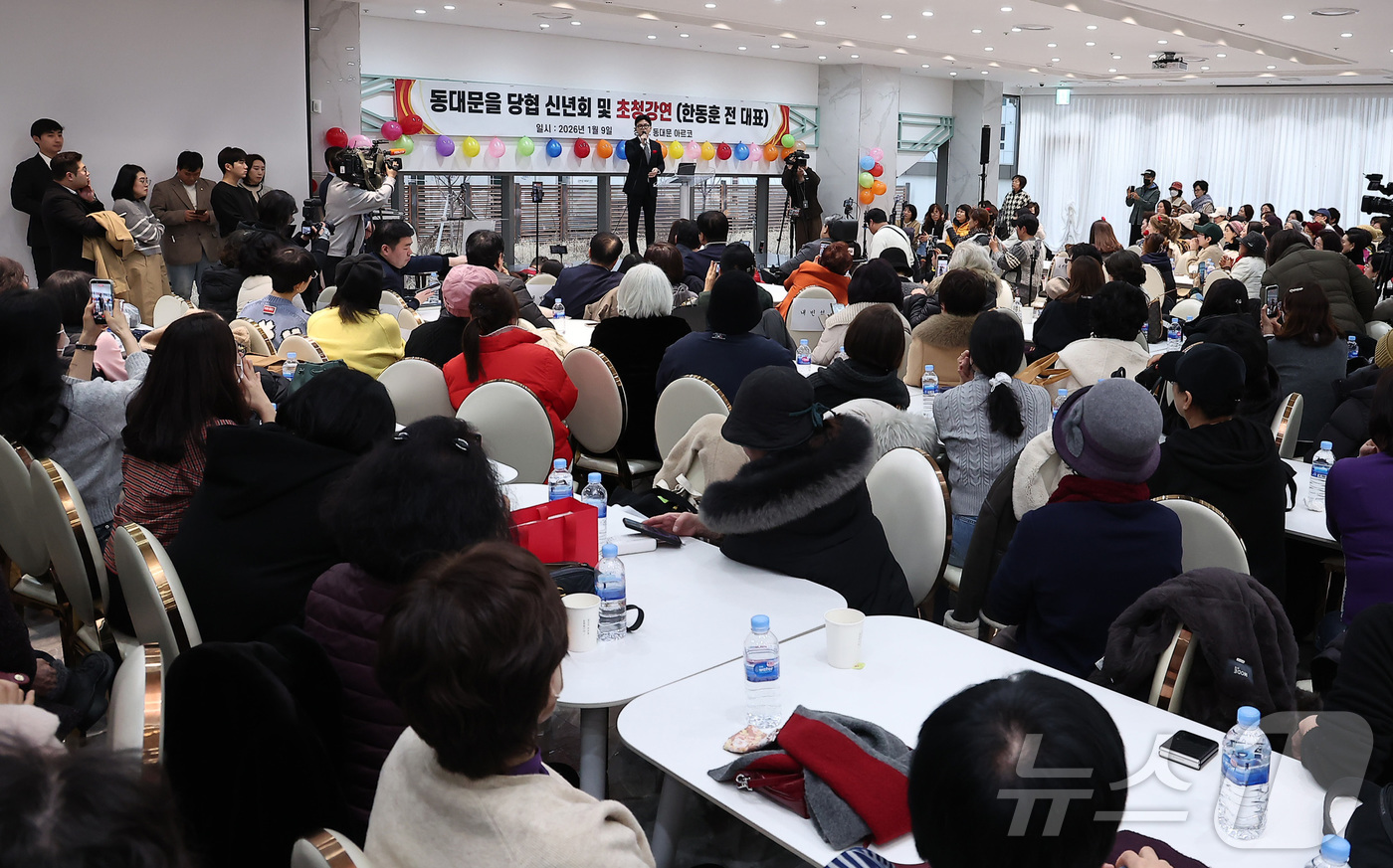 (서울=뉴스1) 김성진 기자 = 한동훈 전 국민의힘 대표가 9일 서울 동대문구 아르코에서 열린 국민의힘 동대문을 당협 신년회에서 초청 강연을 하고 있다. 2026.1.9/뉴스1