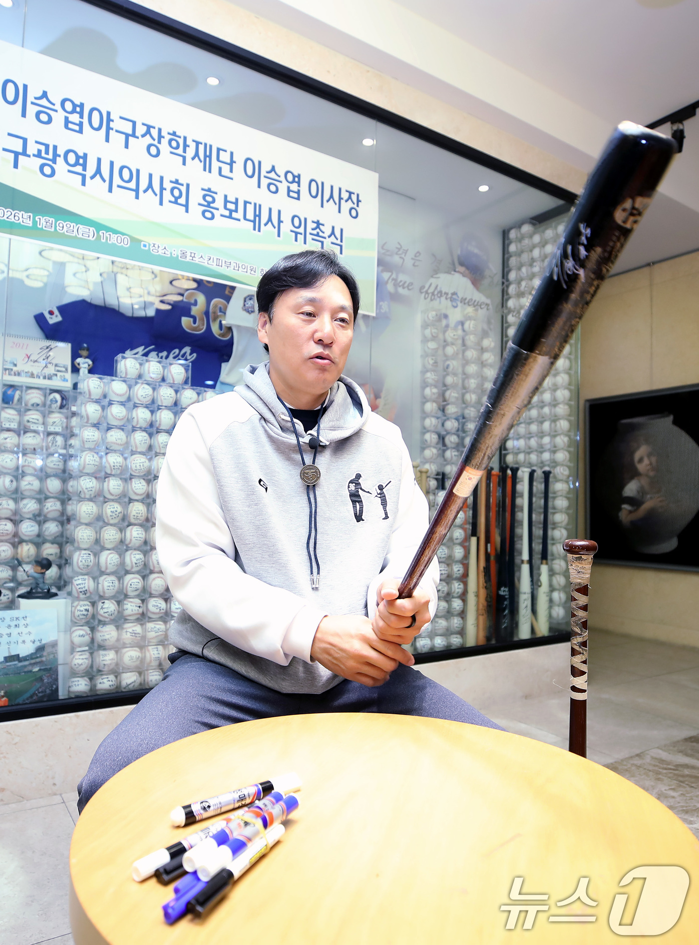 (대구=뉴스1) 공정식 기자 = 대구시의사회 홍보대사에 위촉된 (재)이승엽야구장학재단 이승엽 이사장이 9일 대구 중구 동성로 올포스킨피부과의원에서 위촉 기념 사인을 한 야구배트를 …