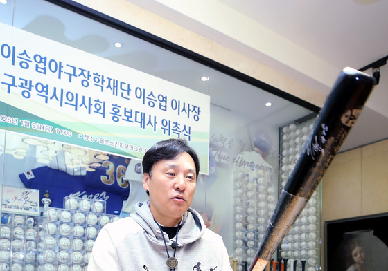 야구배트 잡은 이승엽