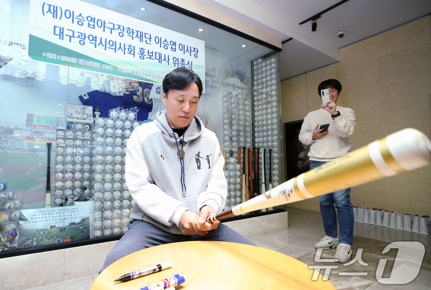 (대구=뉴스1) 공정식 기자 = 대구시의사회 홍보대사에 위촉된 (재)이승엽야구장학재단 이승엽 이사장이 9일 대구 중구 동성로 올포스킨피부과의원에서 위촉 기념 사인을 한 야구배트를 …