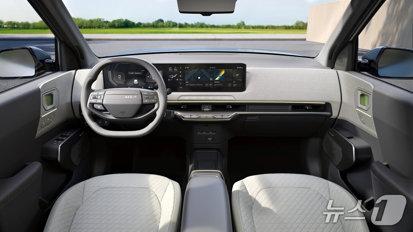 본문 이미지 - 기아가 9일(현지시간) 개막한 벨기에 브뤼셀 모터쇼 2026에서 처음 선보인 EV2의 실내.(기아 제공)