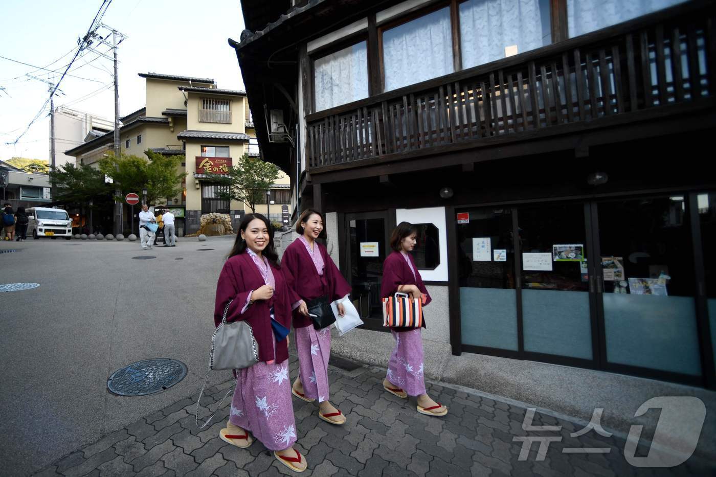 본문 이미지 - 고베 시내를 여행하는 여행객들ⓒ AFP=뉴스1