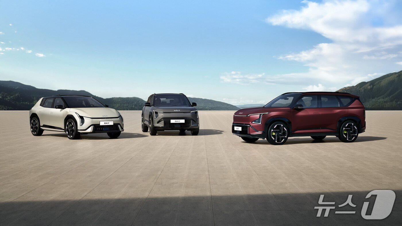 본문 이미지 - 기아가 9일(현지시간) 개막한 벨기에 브뤼셀 모터쇼 2026에서 처음 선보인  (왼쪽부터) EV3 GT·EV4 5도어 GT·EV5 GT.(기아 제공)