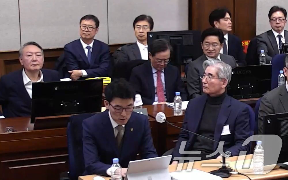 (서울=뉴스1) 임세영 기자 = 윤석열 전 대통령, 김용현 전 국방부 장관 등이 9일 서울 서초구 서울중앙지방법원에서 열린 내란 우두머리 혐의 1심 결심 공판에 출석해 자리에 앉아 …