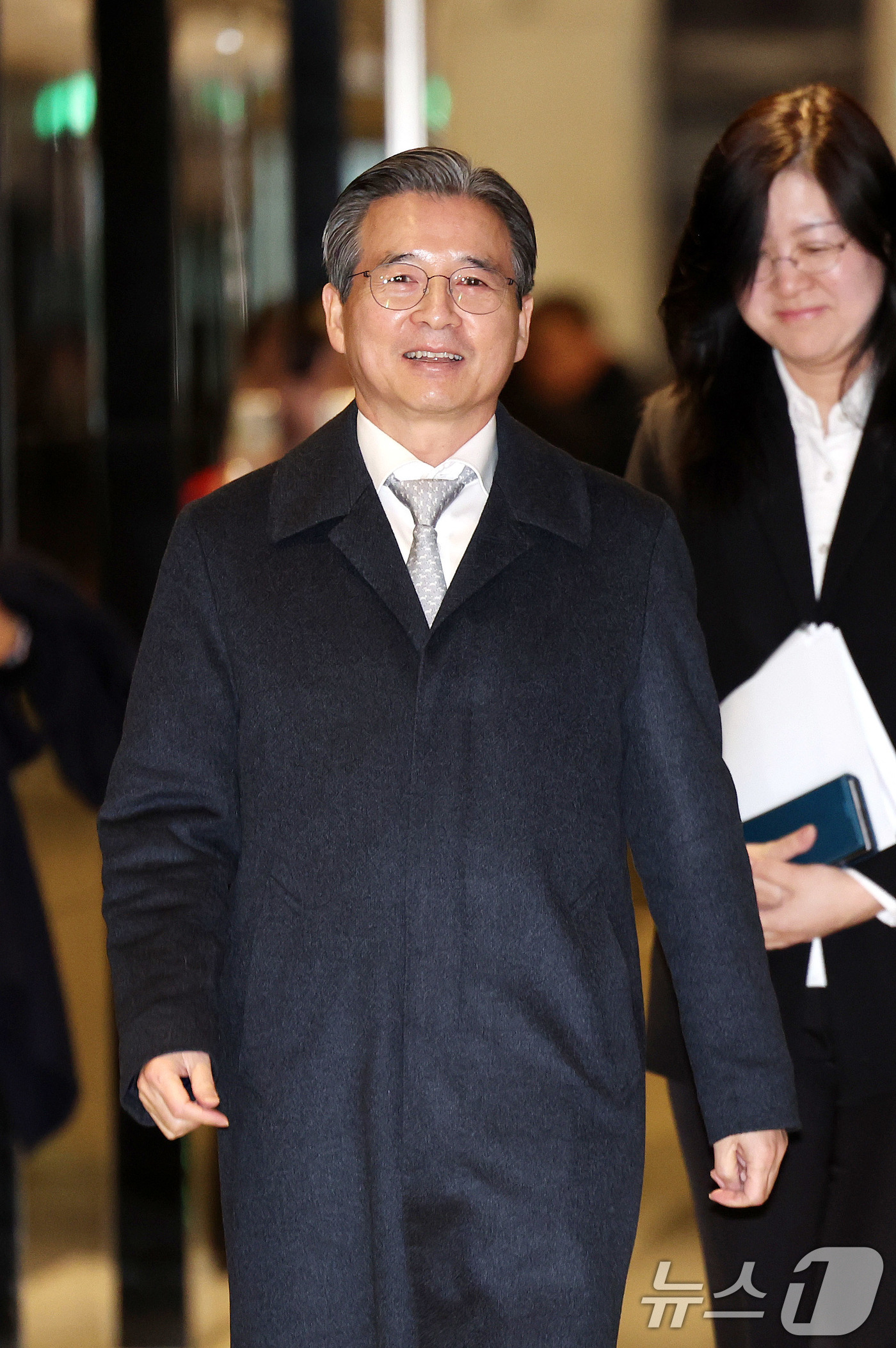 (서울=뉴스1) 박지혜 기자 = 김용범 청와대 정책실장이 9일 서울 중구 대한상공회의소에서 열린 10대 그룹 사장단과 비공개 간담회에 참석하기 위해 회의장으로 입장하고 있다.이날 …