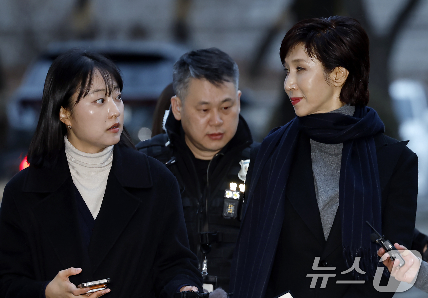 (서울=뉴스1) 박정호 기자 = 노소영 아트센터 나비 관장이 9일 오후 서울시 서초구 서초동 서울고등법원에서 열린 재산분할 소송 파기환송심 첫 변론기일에 참석하며 질문하는 취재진을 …