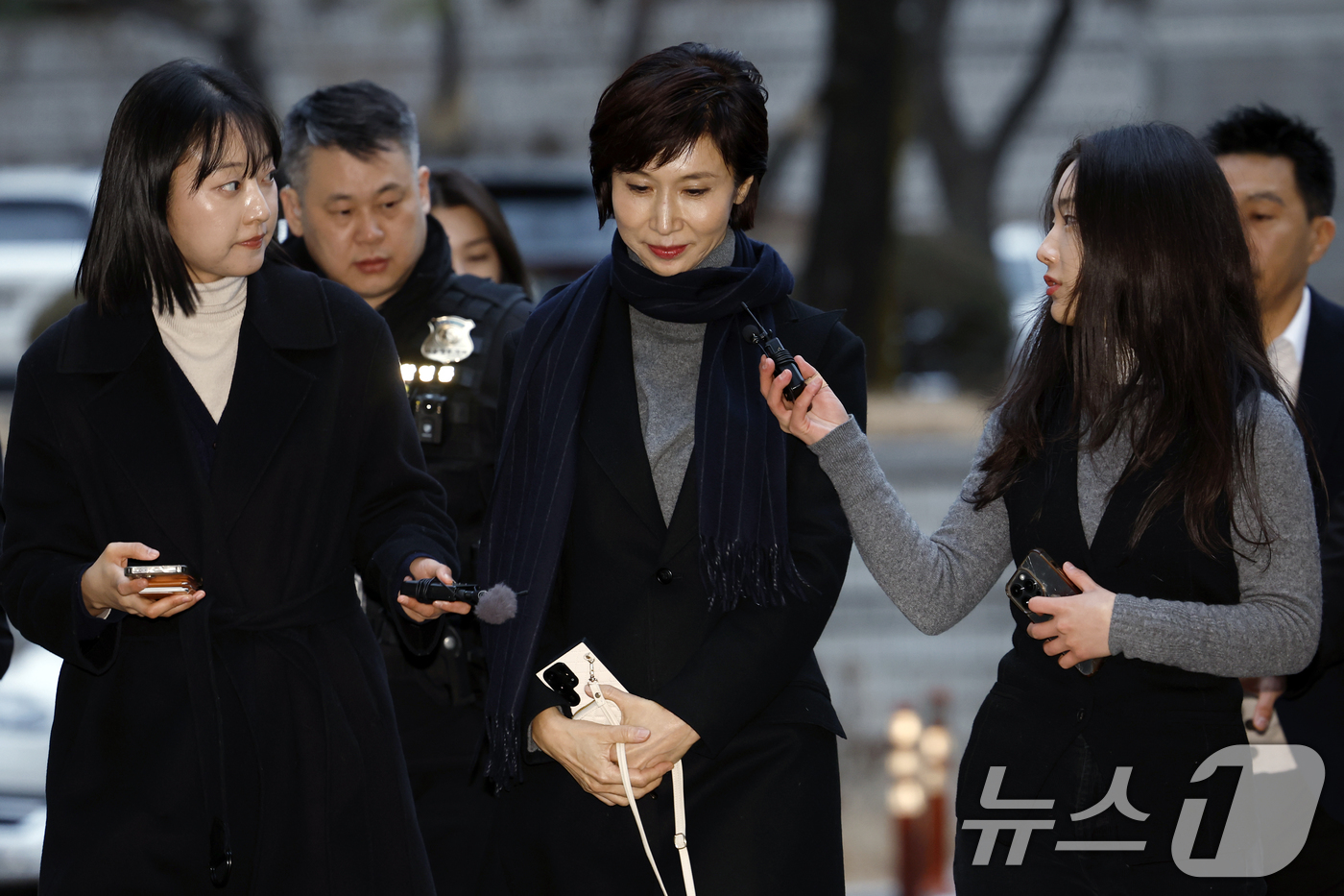 (서울=뉴스1) 박정호 기자 = 노소영 아트센터 나비 관장이 9일 오후 서울시 서초구 서초동 서울고등법원에서 열린 재산분할 소송 파기환송심 첫 변론기일에 참석하며 취재진의 질문을 …