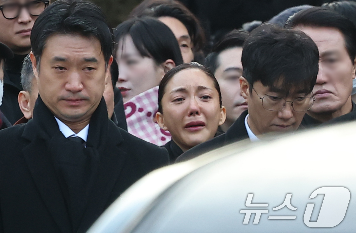 (서울=뉴스1) 권현진 기자 = 가수 바다(가운데)가 9일 오전 서울 중구 명동성당에서 고 안성기의 장례미사를 마친 뒤 고인을 배웅하고 있다. 2026.1.9/뉴스1