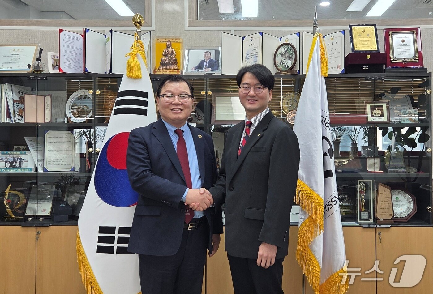 본문 이미지 - 손성일 경기도수의사회 회장 당선인(오른쪽)은 9일 성남 수의과학회관에서 허주형 대한수의사회 회장을 예방했다. ⓒ 뉴스1 최서윤 기자