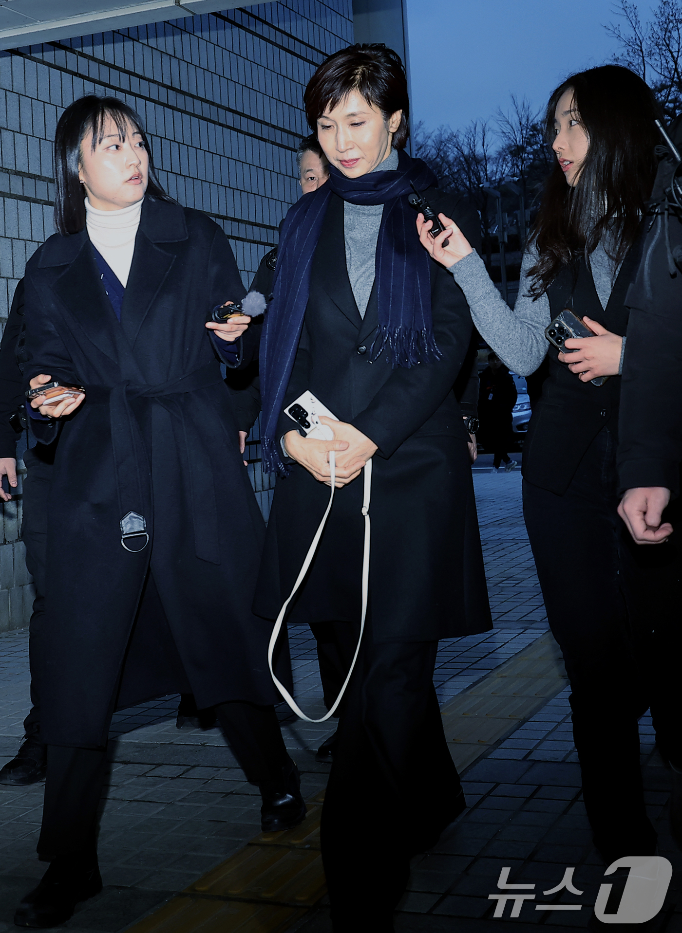 (서울=뉴스1) 박정호 기자 = 노소영 아트센터 나비 관장이 9일 오후 서울시 서초구 서초동 서울고등법원에서 열린 재산분할 소송 파기환송심 첫 변론기일에 참석하며 취재진의 질문을 …