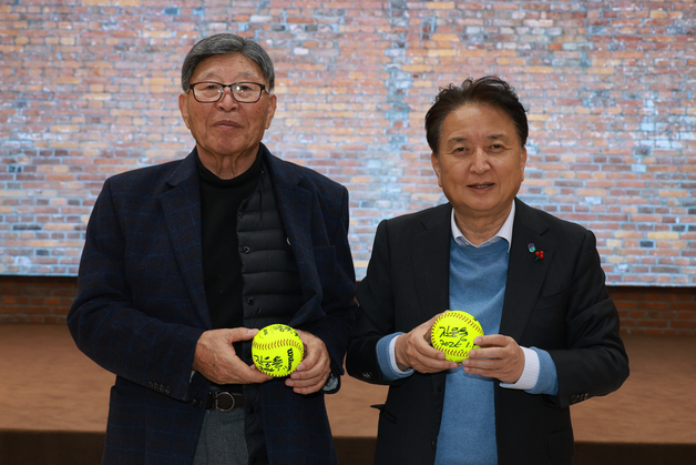 김영환 충북지사, 김응용 전 감독에 '돔구장 자문위원장' 제안