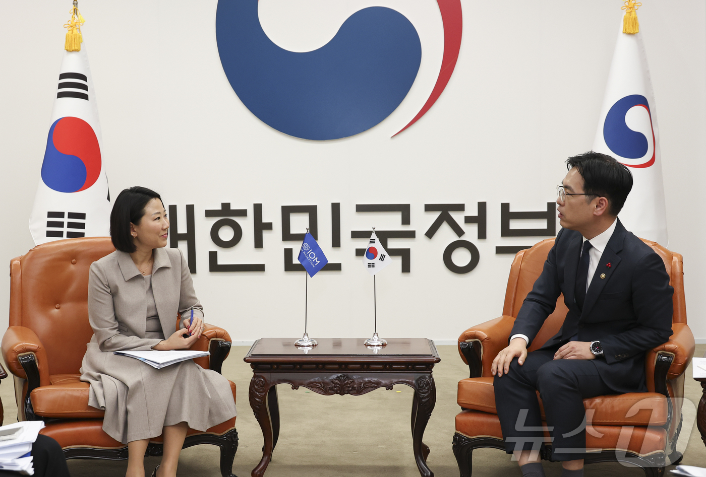 (서울=뉴스1) = 김민재 행정안전부 차관이 9일 오후 서울 종로구 정부서울청사에서 이성아 국제이주기구(IOM) 사무차장과 면담을 갖고, 디지털 신원 기술(모바일 신분증) 및 외국 …