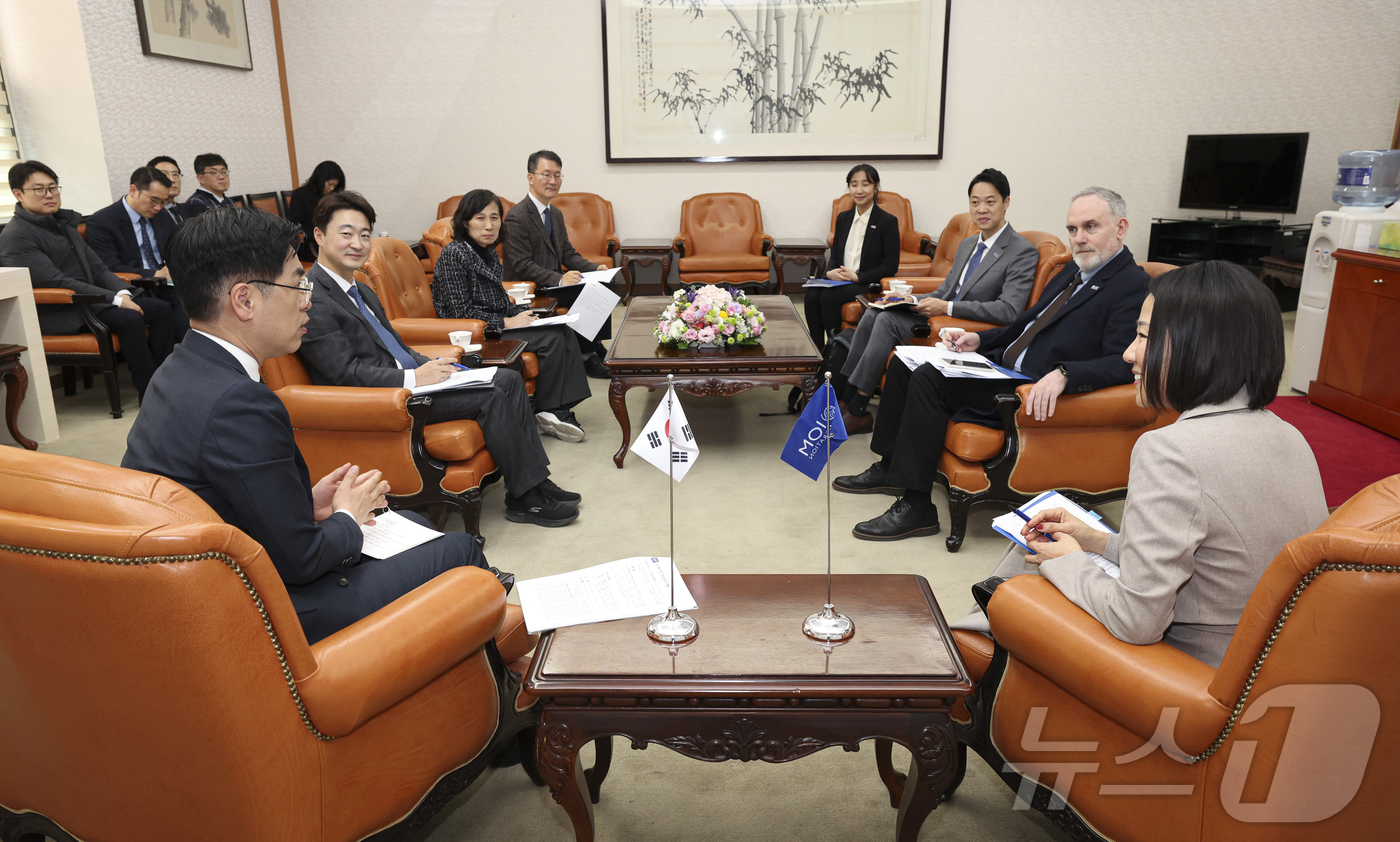 (서울=뉴스1) = 김민재 행정안전부 차관이 9일 오후 서울 종로구 정부서울청사에서 이성아 국제이주기구(IOM) 사무차장과 면담을 갖고, 디지털 신원 기술(모바일 신분증) 및 외국 …