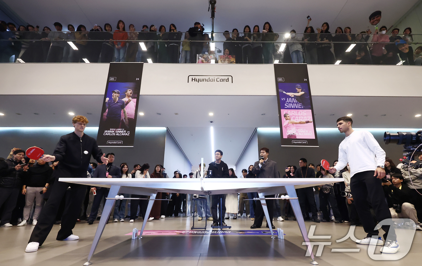(서울=뉴스1) 김민지 기자 = 카를로스 알카라스(오른쪽)와 얀니크 신네르가 9일 오후 서울 영등포구 현대카드 본사에서 열린 '현대카드 슈퍼매치 14' 기자회견을 마치고 버즈 이벤 …