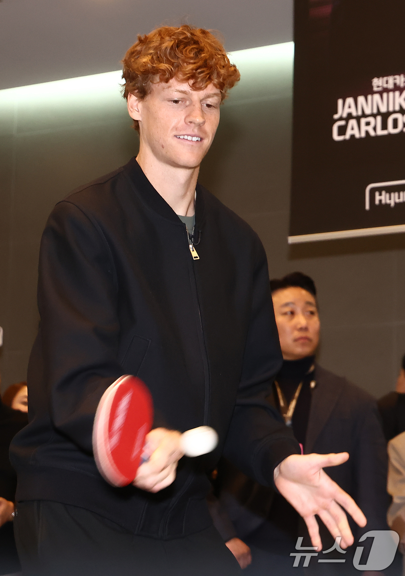 (서울=뉴스1) 김민지 기자 = 얀니크 신네르가 9일 오후 서울 영등포구 현대카드 본사에서 열린 '현대카드 슈퍼매치 14' 기자회견을 마치고 버즈 이벤트의 일환으로 카를로스 알카라 …