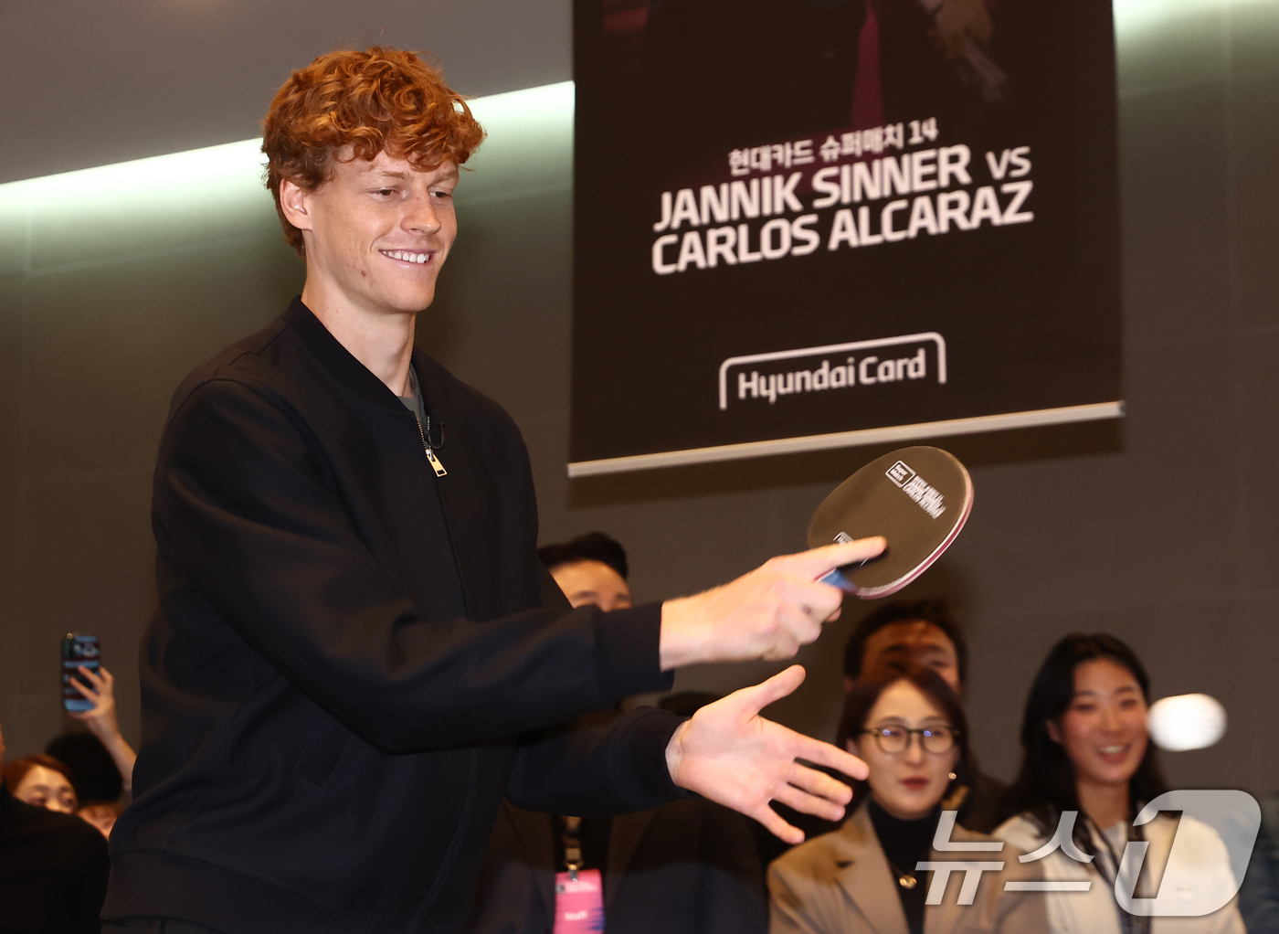 (서울=뉴스1) 김민지 기자 = 얀니크 신네르가 9일 오후 서울 영등포구 현대카드 본사에서 열린 '현대카드 슈퍼매치 14' 기자회견을 마치고 버즈 이벤트의 일환으로 카를로스 알카라 …