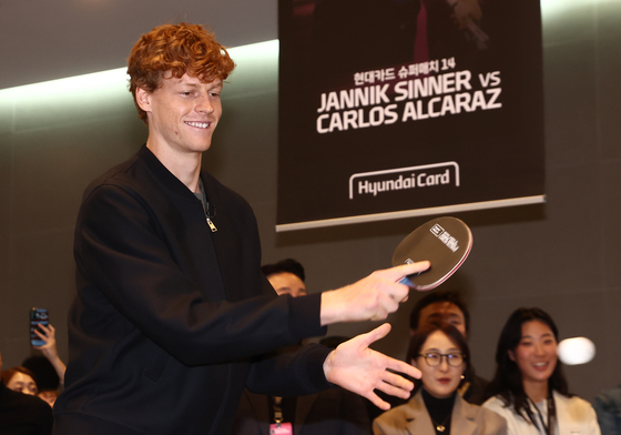 탁구 치는 얀니크 신네르