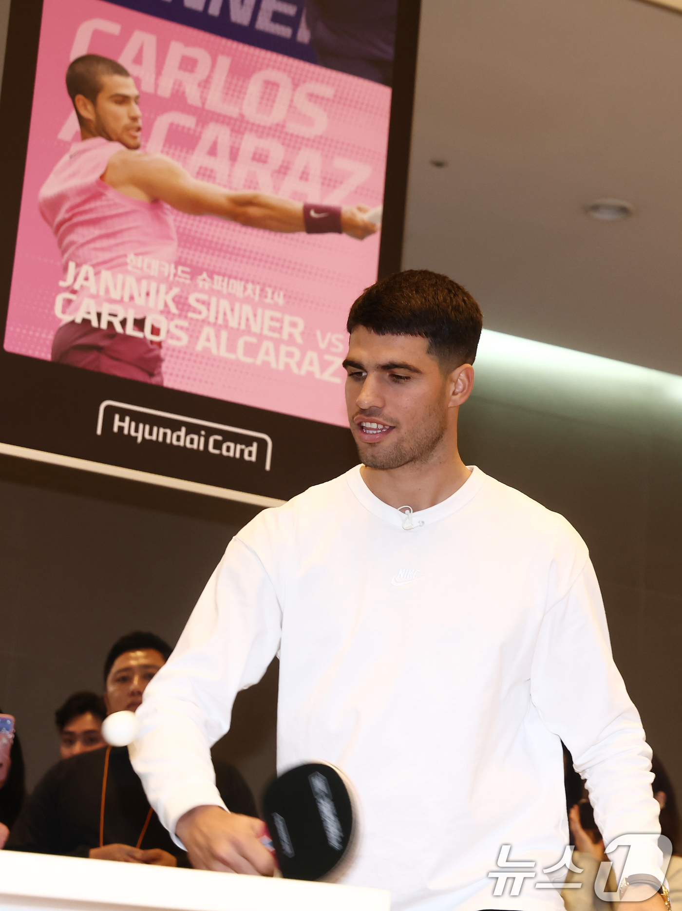 (서울=뉴스1) 김민지 기자 = 카를로스 알카라스가 9일 오후 서울 영등포구 현대카드 본사에서 열린 '현대카드 슈퍼매치 14' 기자회견을 마치고 버즈 이벤트의 일환으로 얀니크 신네 …