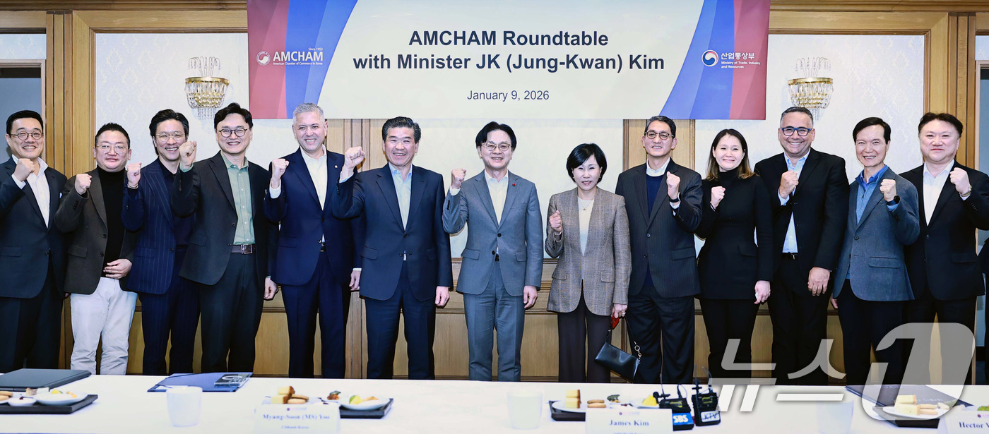 (서울=뉴스1) 박지혜 기자 = 김정관 산업통상부 장관이 9일 서울 종로구 정부서울청사 무궁화홀에서 주한미국상공회의소(AMCHAM·암참) 주관으로 열린 간담회에서 참석자들과 기념 …