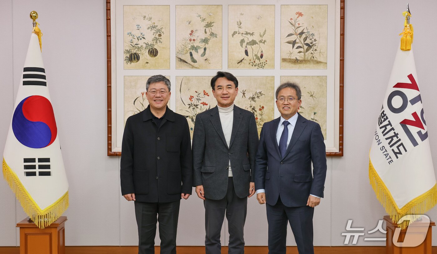 본문 이미지 - 김진태 강원도지사는 9일 도청 통상상담실에서 박정하(사진 왼쪽)·송기헌 국회의원과 지역 핵심 현안에 대해 논의했다.(강원도 제공. 재판매 및 DB금지)/뉴스1