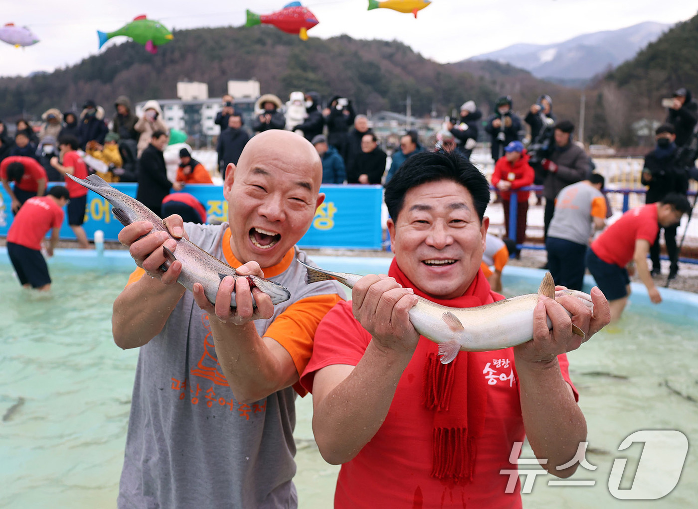 (서울=뉴스1) 박지혜 기자 = 9일 강원도 평창군 진부면 오대천 일원에 개막한 대한민국 대표 겨울축제 '평창송어축제'에서 장문혁 축제위원장과 심현정 평창군의원이 송어맨손잡기 체험 …