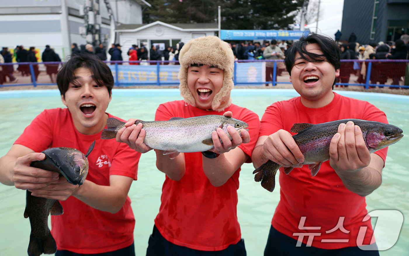 (서울=뉴스1) 박지혜 기자 = 9일 강원도 평창군 진부면 오대천 일원에 개막한 대한민국 대표 겨울축제 '평창송어축제'를 찾은 관광객들이 송어 맨손잡기 체험을 즐기고 있다.올해로 …