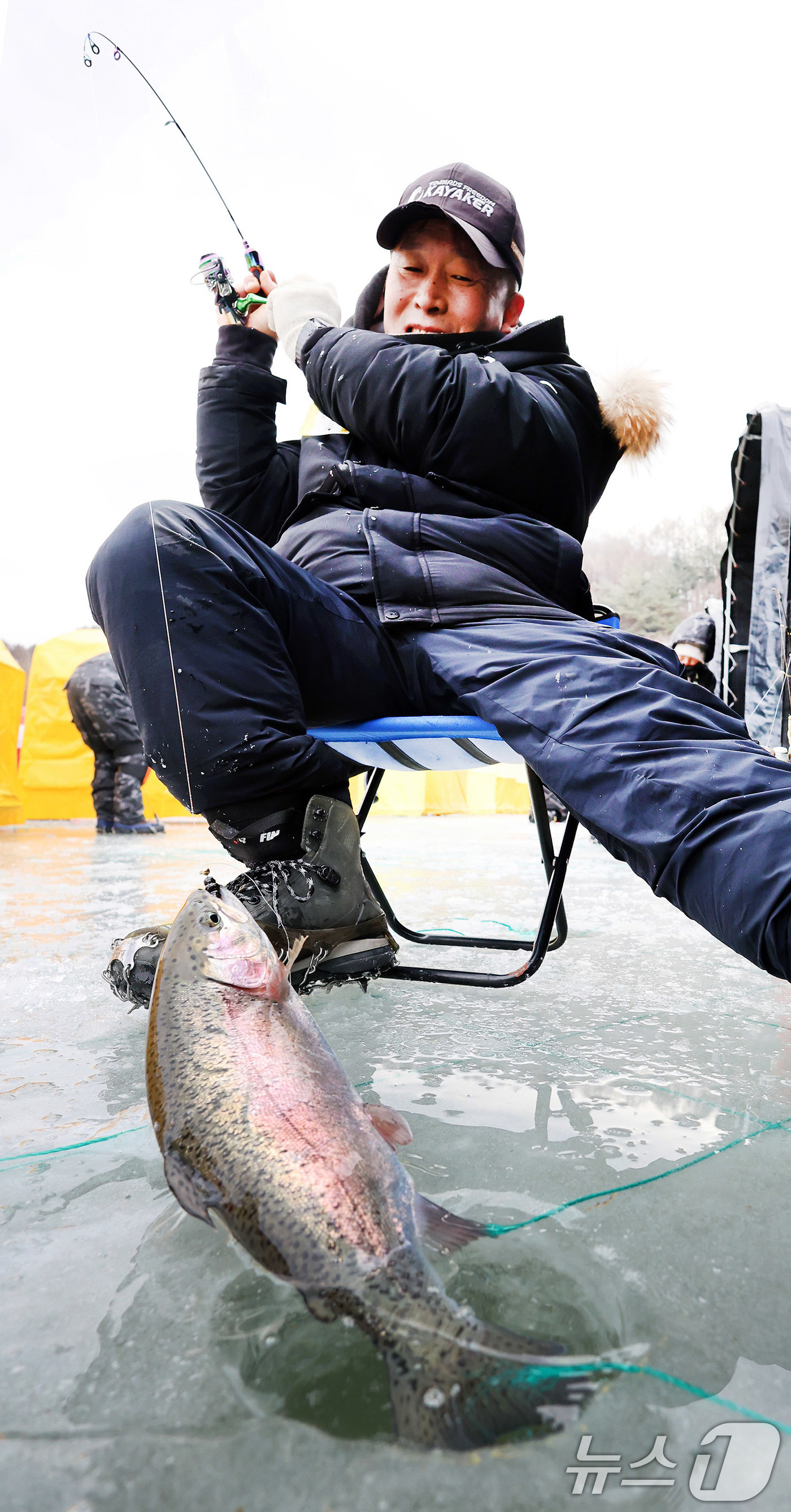 (서울=뉴스1) 박지혜 기자 = 9일 강원도 평창군 진부면 오대천 일원에 개막한 대한민국 대표 겨울축제 '평창송어축제'를 찾은 관광객들이 송어 얼음낚시를 즐기고 있다.올해로 20주 …