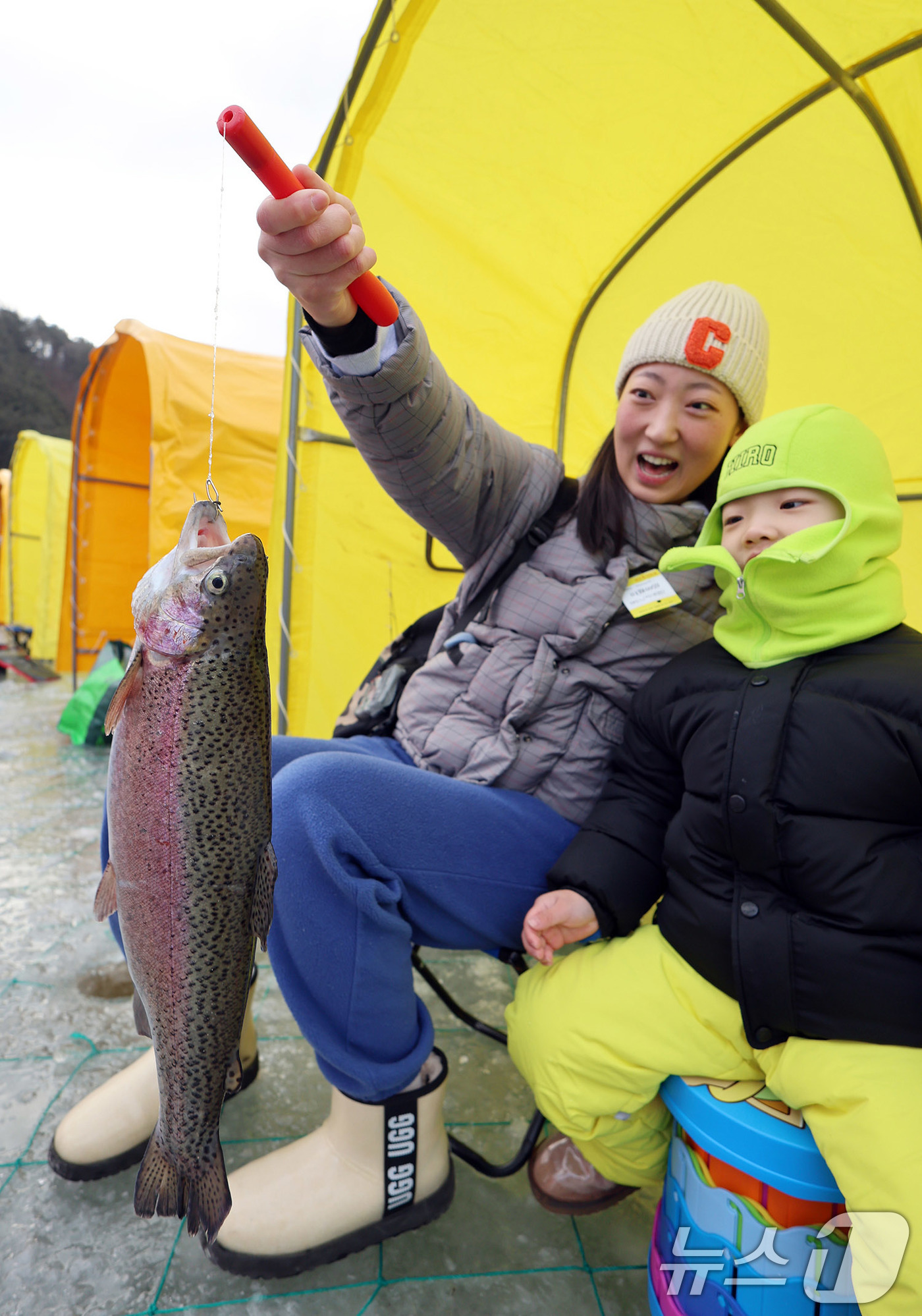 (서울=뉴스1) 박지혜 기자 = 9일 강원도 평창군 진부면 오대천 일원에 개막한 대한민국 대표 겨울축제 '평창송어축제'를 찾은 관광객들이 송어 얼음낚시를 즐기고 있다.올해로 20주 …