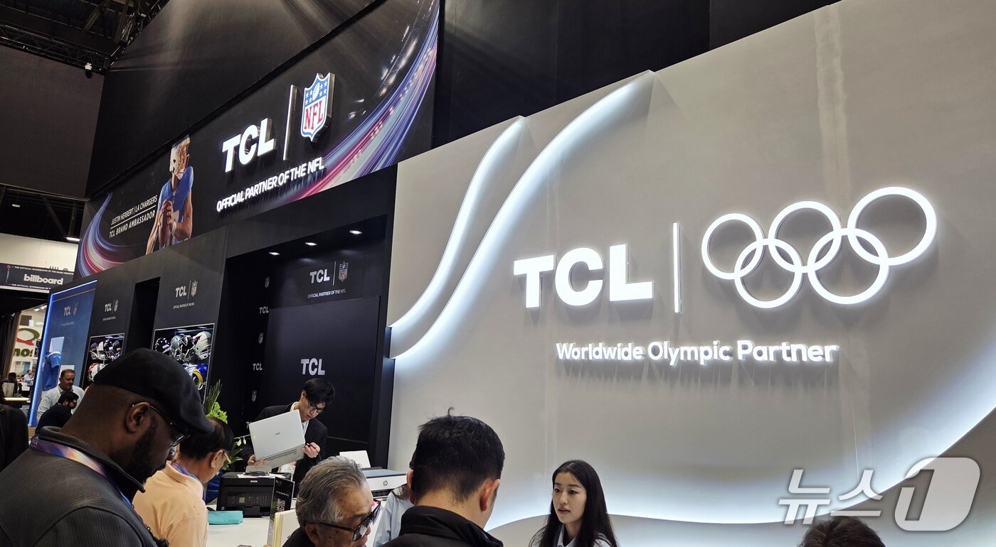 본문 이미지 - 세계 최대 IT(정보기술)·가전 전시회 'CES 2026' 개막 일인 6일(현지시간) 미국 네바다주 라스베이거스 컨벤션센터(LVCC) 내 TCL 부스 한쪽 벽면. TCL이 올림픽과 NFL 파트너사임을 소개하고 있다.  2026.1.7/뉴스1 ⓒ News1 박기범 기자 