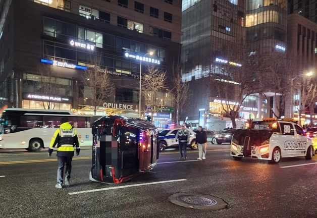 서초역 인근서 교통사고로 차량 전도…운전자 등 경상
