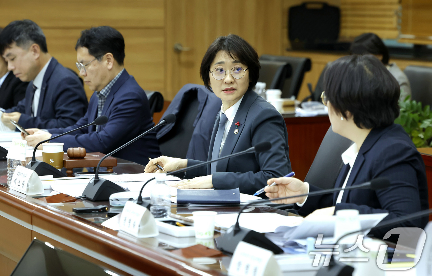 (서울=뉴스1) 박지혜 기자 = 이스란 보건복지부 1차관이 9일 서울 강남구 국민연금공단 사옥에서 열린 2026년 제1차 국민연금심의위원회를 주재하고 있다. (보건복지부 제공. 재 …