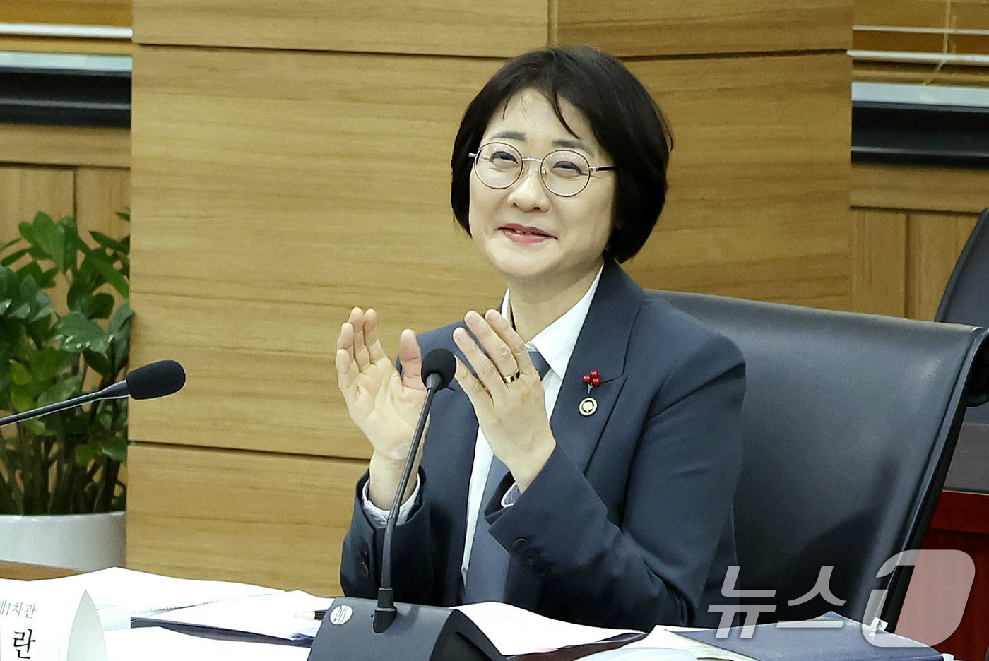 (서울=뉴스1) 박지혜 기자 = 이스란 보건복지부 1차관이 9일 서울 강남구 국민연금공단 사옥에서 열린 2026년 제1차 국민연금심의위원회를 주재하고 있다. (보건복지부 제공. 재 …