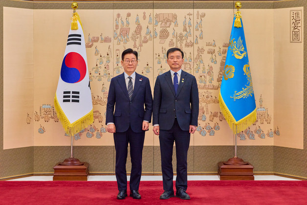 이재명 대통령, 김종철 방미통위원장 임명장 수여