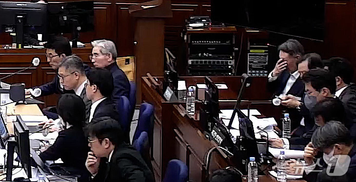 (서울=뉴스1) = 윤석열 전 대통령이 9일 오후 서울 서초구 서울중앙지방법원에서 열린 내란 우두머리 혐의 1심 결심 공판에 출석해 얼굴을 만지고 있다. 윤 전 대통령 앞에는 김용 …