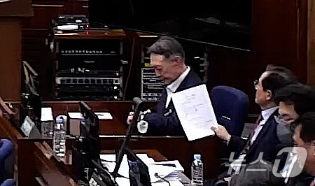 (서울=뉴스1) = 윤석열 전 대통령이 9일 오후 서울 서초구 서울중앙지방법원에서 열린 내란 우두머리 혐의 1심 결심 공판에 출석해 시계를 보고 있다. (서울중앙지방법원 제공 영상 …