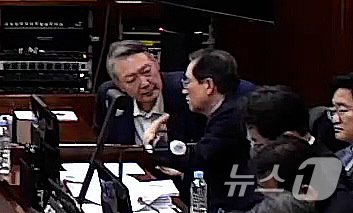 (서울=뉴스1) = 윤석열 전 대통령이 9일 오후 서울 서초구 서울중앙지방법원에서 열린 내란 우두머리 혐의 1심 결심 공판에 출석해 변호인과 대화를 나누고 있다. (서울중앙지방법원 …