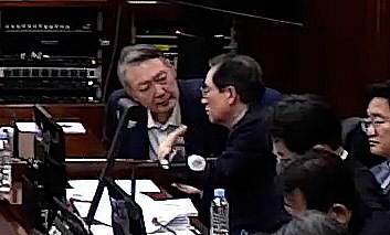 "프로는 징징대지 않아"·"혀가 짧아서"…尹 재판서 쏟아진 '말말말'