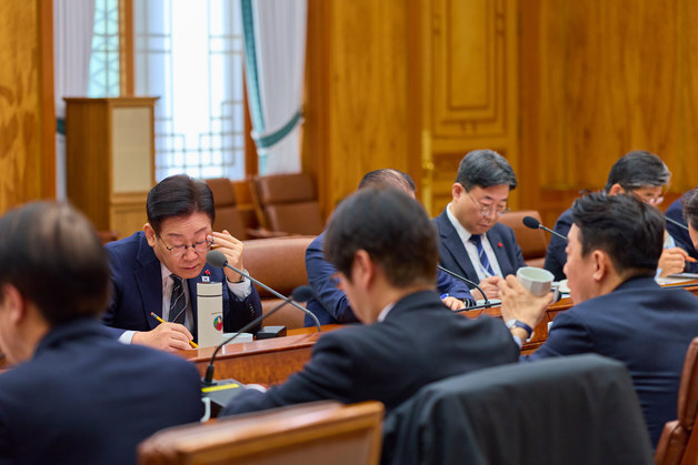 김 여사가 챙겨준 李대통령 텀블러…발달장애 예술가 정은혜 작가 그림