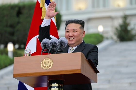 김정은, DMZ 지뢰 폭발 후 첫 공개활동…관련 사안엔 함구
