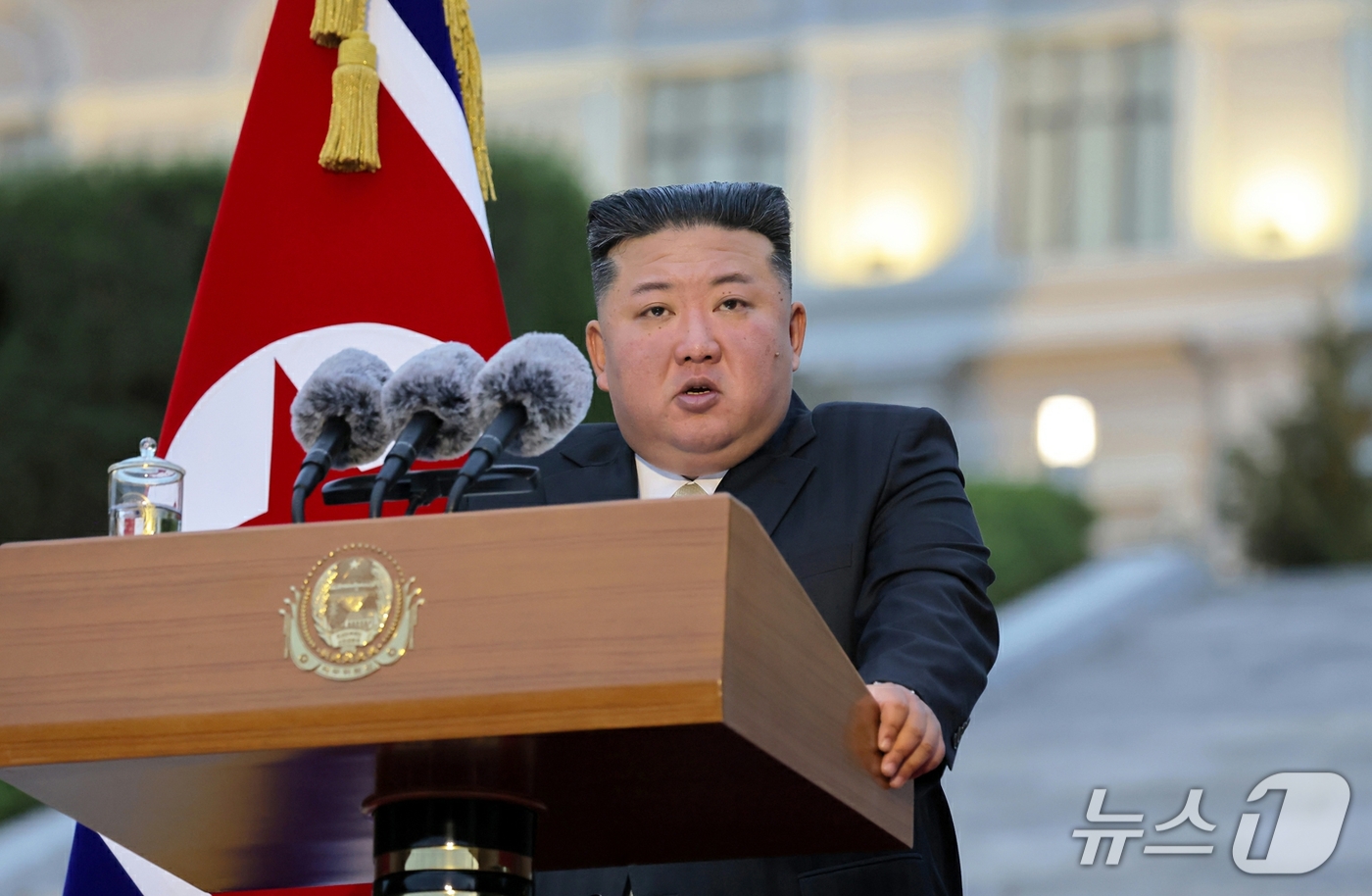 (평양 노동신문=뉴스1) = 북한 노동당 기관지 노동신문은 김정은 노동당 총비서가 지난달 30일 창립 80주년을 맞은 김일성종합대학을 축하 방문해 연설하고 기념공연을 관람했다고 1 …