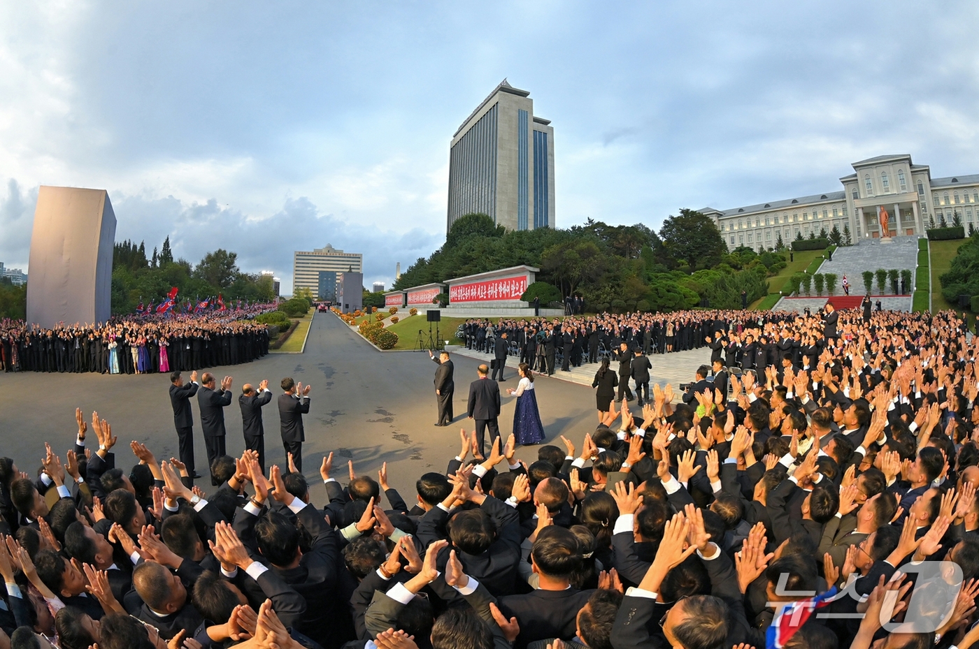 (평양 노동신문=뉴스1) = 북한 노동당 기관지 노동신문은 김정은 노동당 총비서가 지난달 30일 창립 80주년을 맞은 김일성종합대학을 축하 방문해 연설하고 기념공연을 관람했다고 1 …