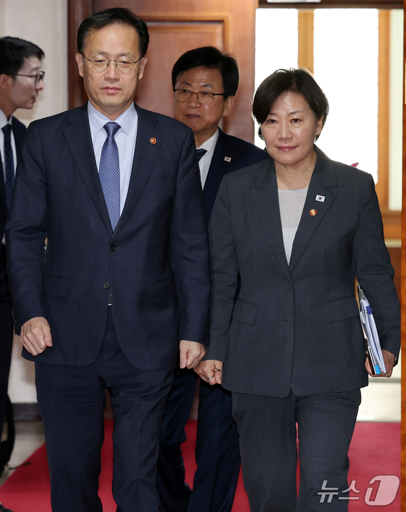 (서울=뉴스1) 이종덕 기자 = 이형일 부총리 겸 재정경제부 장관과 송미령 농림수산식품부 장관을 비롯한 국무위원들이  1일 서울 종로구 정부서울청사에서 열린 비상경제본부 회의 겸 …