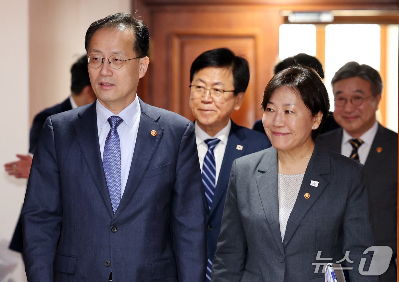 (서울=뉴스1) 이종덕 기자 = 이형일 부총리 겸 재정경제부 장관과 송미령 농림수산식품부 장관을 비롯한 국무위원들이  1일 서울 종로구 정부서울청사에서 열린 비상경제본부 회의 겸 …