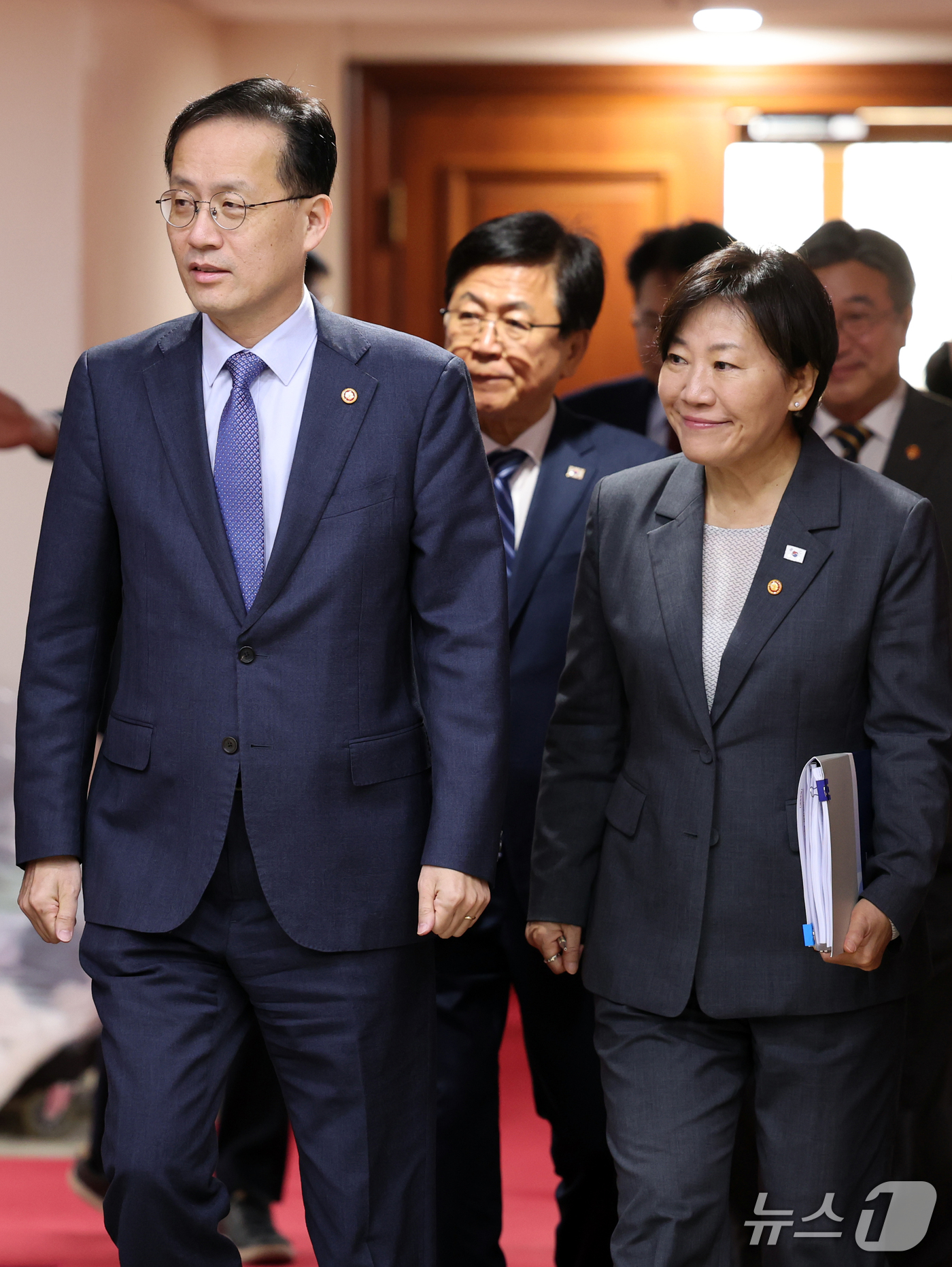 (서울=뉴스1) 이종덕 기자 = 이형일 부총리 겸 재정경제부 장관과 송미령 농림수산식품부 장관을 비롯한 국무위원들이  1일 서울 종로구 정부서울청사에서 열린 비상경제본부 회의 겸 …