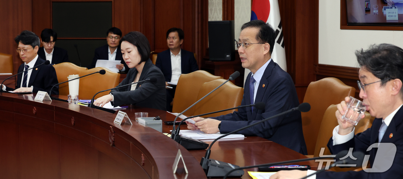 (서울=뉴스1) 이종덕 기자 = 이형일 부총리 겸 재정경제부 장관이 1일 서울 종로구 정부서울청사에서 열린 비상경제본부 회의 겸 경제장관회의를 주재하고 있다. 2026.10.1/뉴 …