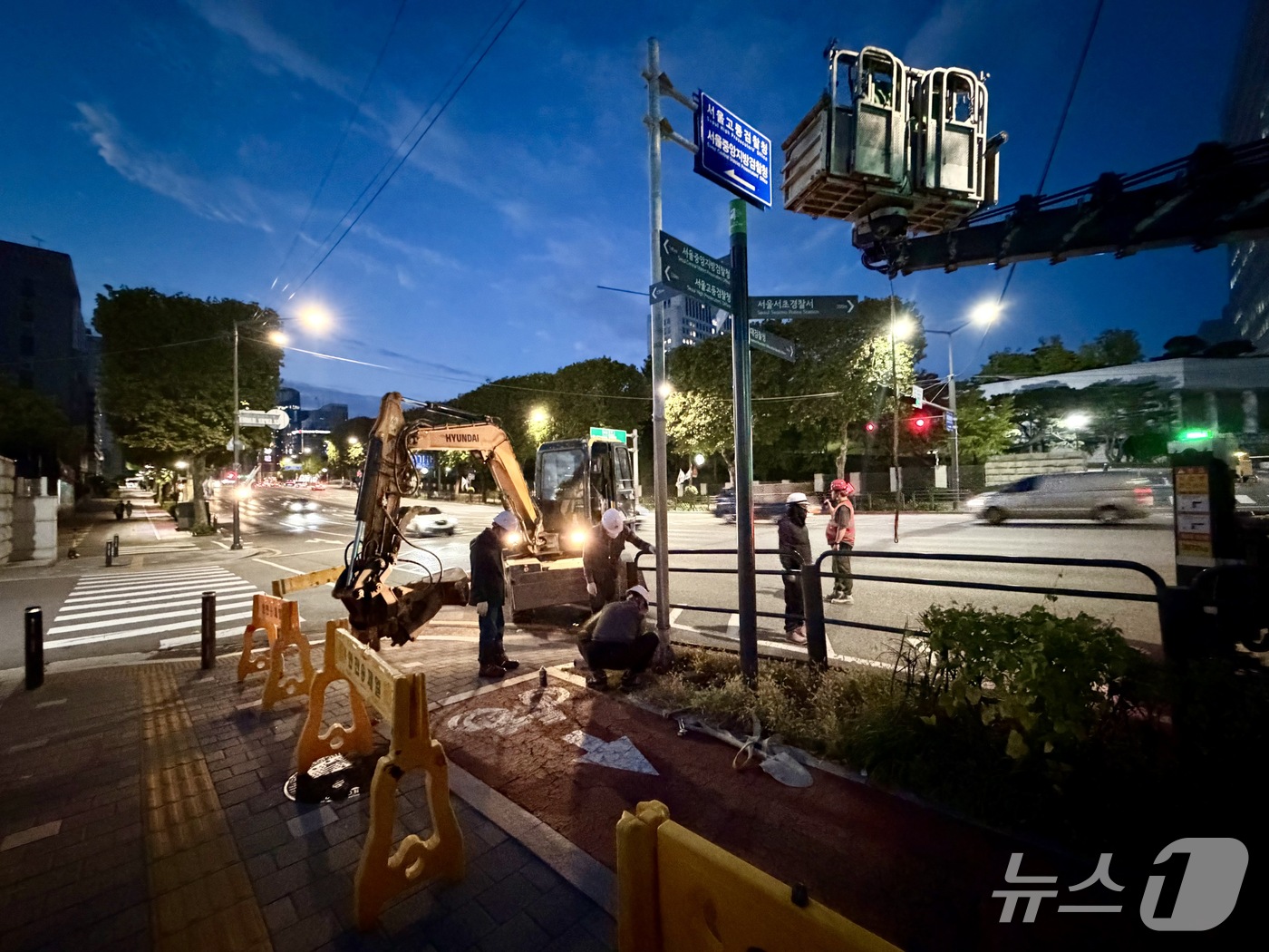 (서울=뉴스1) 권대옥 기자 = 검찰청 폐지와 공소청·중대범죄수사청(중수청) 출범을 하루 앞둔 1일 오전 서울 서초구 서울중앙지방검찰청 앞에서 작업자들이 검찰 기관명이 적힌 도로 …