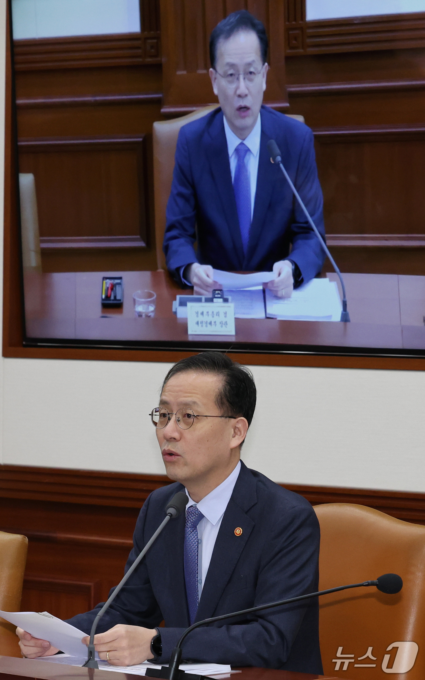 (서울=뉴스1) 이종덕 기자 = 이형일 부총리 겸 재정경제부 장관이 1일 서울 종로구 정부서울청사에서 열린 비상경제본부 회의 겸 경제장관회의에서 모두발언 하고 있다. 2026.10 …