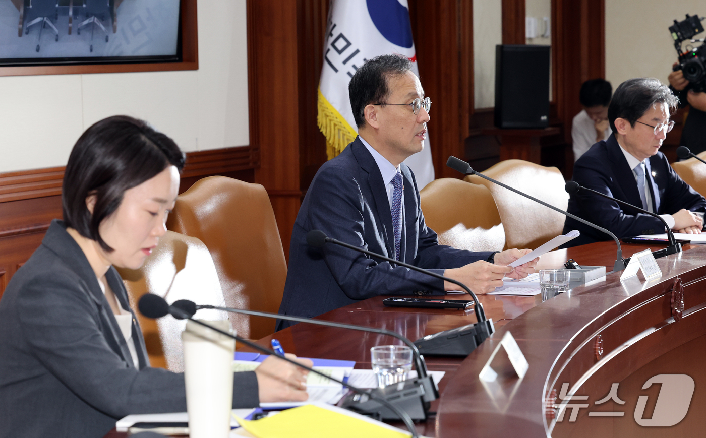 (서울=뉴스1) 이종덕 기자 = 이형일 부총리 겸 재정경제부 장관이 1일 서울 종로구 정부서울청사에서 열린 비상경제본부 회의 겸 경제장관회의에서 모두발언 하고 있다. 2026.10 …
