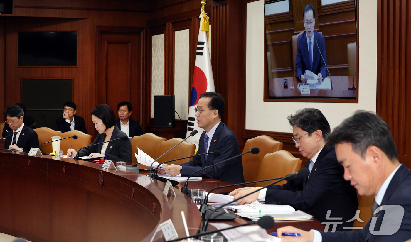 (서울=뉴스1) 이종덕 기자 = 이형일 부총리 겸 재정경제부 장관이 1일 서울 종로구 정부서울청사에서 열린 비상경제본부 회의 겸 경제장관회의에서 모두발언 하고 있다. 2026.10 …